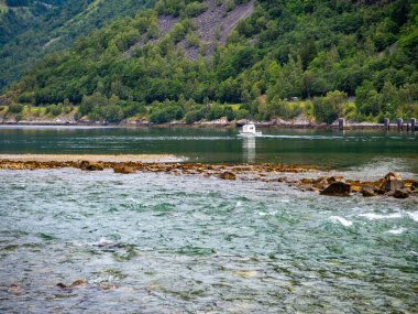 Geirangerfjord. Norveç 'te yaz aylarında Geiranger. Dağa ve gemiye bak.