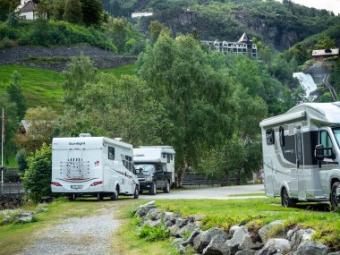 Norveç 'te yaz aylarında Geiranger' de kamp yapan kampçı.. 
