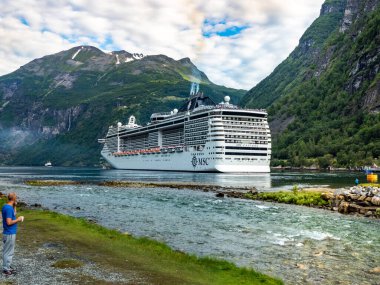 Geirangerfjord 'da gemi. Norveç 'te yazın Geiranger.