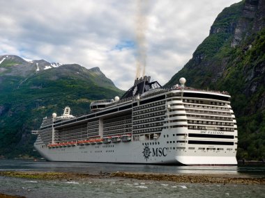 Geirangerfjord 'da gemi. Norveç 'te yazın Geiranger.