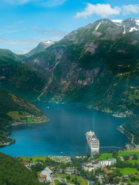 Geirangerfjord. Norveç 'te yazın Geiranger. 