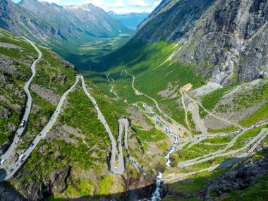 Norveç 'te yazın Trol stijli yol. 