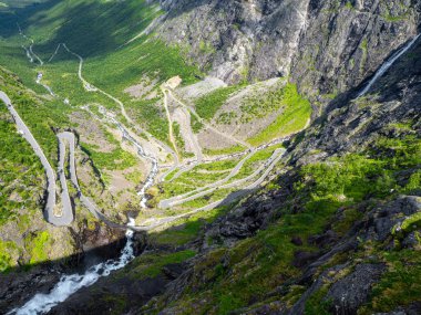 Norveç 'te yazın Trol stijli yol. 