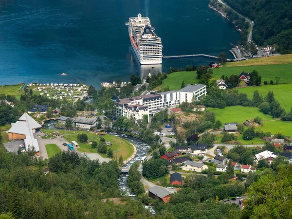 Geirangerfjord. Norveç 'te yazın Geiranger. 