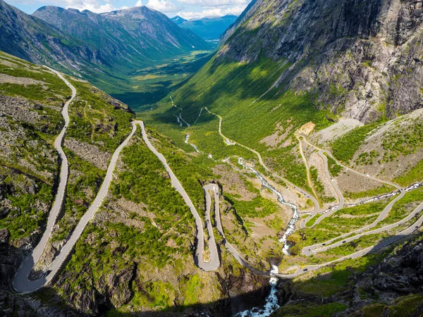 Norveç 'te yazın Trol stijli yol. 