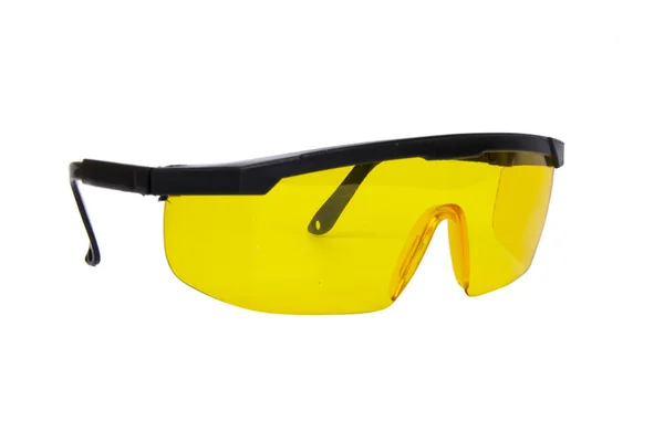 有黄色镜片的时髦眼镜 汽车司机戴夜视仪 被白色隔离了太阳镜 — 图库照片