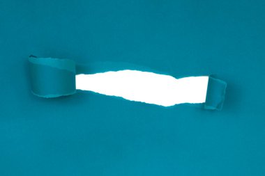 Metin izole etmek için boşluğu olan mavi yırtık kağıt.