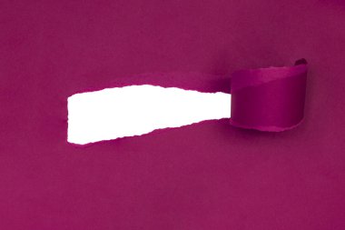 Metin izolasyonu için tüm alanı olan kırmızı yırtık kağıt sayfası