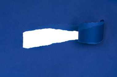 Metin izole etmek için boşluğu olan mavi yırtık kağıt.