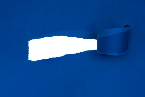 Modrý Natržený List Papíru Celým Prostorem Pro Izolovaný Text — Stock fotografie