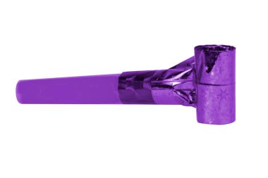 Parti menekşe kornası öttürücü beyaz renkte izole edilmiş ıslık çalıyor.