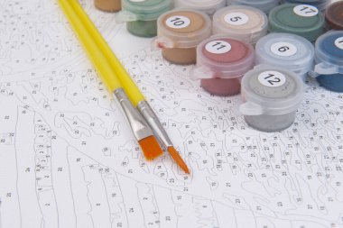 Renkli bir resim seti, fırçalar ve resimli tuval eğitim için hazırdır. Hobi ve boş zaman aktivitesi. Kopyalama alanı olan arkaplan