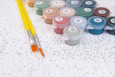 Renkli bir resim seti, fırçalar ve resimli tuval eğitim için hazırdır. Hobi ve boş zaman aktivitesi. Kopyalama alanı olan arkaplan