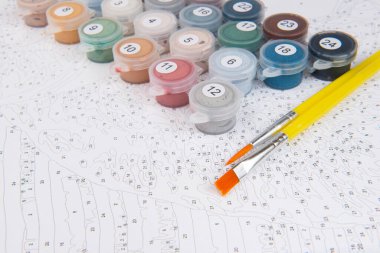 Renkli bir resim seti, fırçalar ve resimli tuval eğitim için hazırdır. Hobi ve boş zaman aktivitesi. Kopyalama alanı olan arkaplan