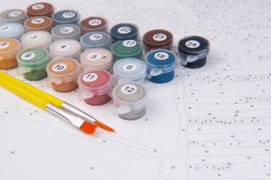 Renkli bir resim seti, fırçalar ve resimli tuval eğitim için hazırdır. Hobi ve boş zaman aktivitesi. Kopyalama alanı olan arkaplan