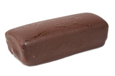 süzme peynir. Karamel jöleli krema. Beyaz arka planda çikolata jöleli kremalı barlar. Yarım yağlı kaymak. Biri diğerinin üzerinde. süzme peynirden