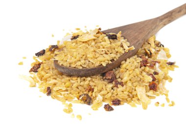 Beyaz arka planda izole edilmiş tahta kaşıkta kuru bulgur yığını