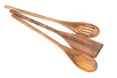 Tahta kaşıklar, spatula ve beyaz arka plan üzerinde izole bir oklava