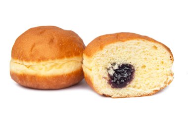 Beyaz arka planda izole edilmiş lezzetli berlinli çörek topu.