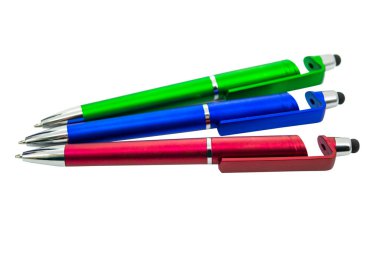 Beyaz arkaplanda dijital tabletlere yazmak için şık stil kalem.