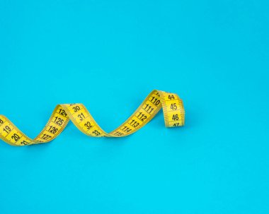 Telif uzaylı mavi arkaplanda sarı santimetre bant