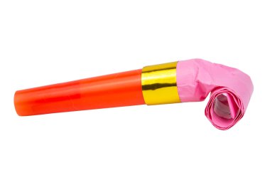 Parti kornası üfleyicisi beyaz arkaplan kesme yolu üzerinde izole yuvarlandı