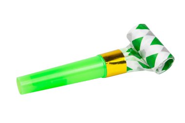 Parti kornası üfleyicisi beyaz arkaplan kesme yolu üzerinde izole yuvarlandı