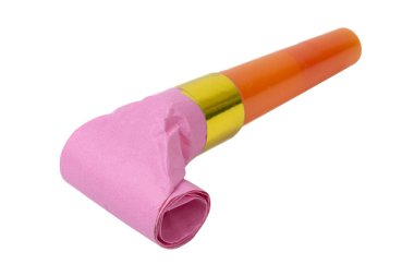 Parti kornası üfleyicisi beyaz arkaplan kesme yolu üzerinde izole yuvarlandı