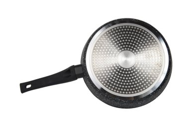 Beyaz arkaplanda izole edilmiş yemek pişirmek için metal siyah tava