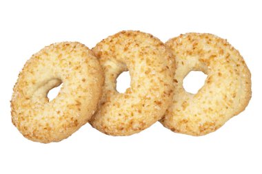 Beyaz arka planda izole edilmiş lezzetli halka kısa hamur kurabiyeleri.