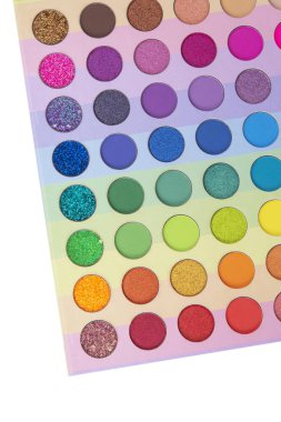 Çok renkli neon göz farı paleti. Makyaj malzemesi. Güzellik ürünleri. Parlak renkli, güzel bir arka plan. Makyaj aleti. Kozmetik. Vizeci. Güzellik salonu. Yaz göz farı.