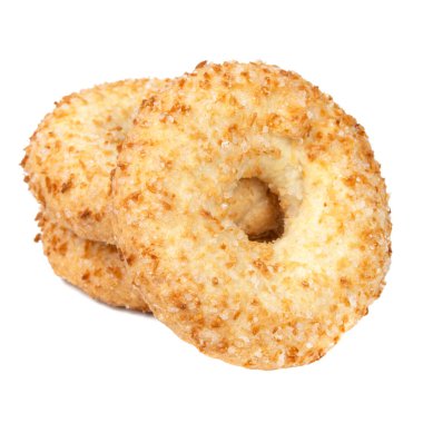 Beyaz arka planda izole edilmiş lezzetli halka kısa hamur kurabiyeleri.