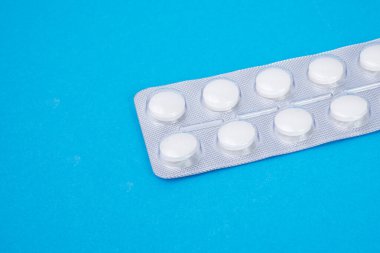 Mavi arka planda su toplayan haplar ve metin için boşluk