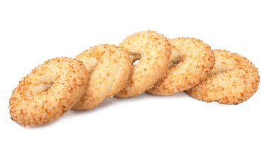 Beyaz arka planda izole edilmiş lezzetli halka kısa hamur kurabiyeleri.