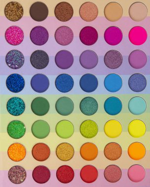 Çok renkli neon göz farı paleti. Makyaj malzemesi. Güzellik ürünleri. Parlak renkli, güzel bir arka plan. Makyaj aleti. Kozmetik. Vizeci. Güzellik salonu. Yaz göz farı.