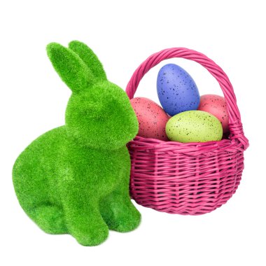 Paskalya tavşanı heykeli ve sepeti beyaz arka planda izole edilmiş paskalya yumurtaları kırpma yolu ile..