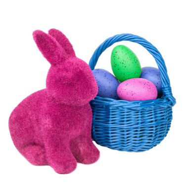 Paskalya tavşanı heykeli ve sepeti beyaz arka planda izole edilmiş paskalya yumurtaları kırpma yolu ile..