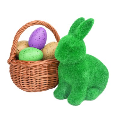 Paskalya tavşanı heykeli ve sepeti beyaz arka planda izole edilmiş paskalya yumurtaları kırpma yolu ile..
