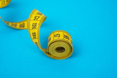 Mavi kağıt arkaplan diyet kavramında sarı bant ölçüsü