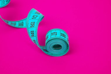 Pembe kağıt arkaplan diyet kavramında mavi mezura