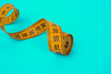 Mavi kağıt arkaplan diyet kavramında turuncu şerit ölçü