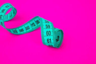 Pembe kağıt arkaplan diyet kavramında mavi mezura