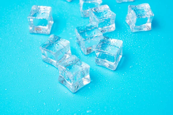 Ice Cubes Water Drops Scattered Blue Background Top View — Stock Photo, Image