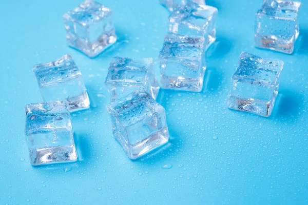 Cubos Gelo Com Gotas Água Espalhadas Fundo Azul Vista Superior — Fotografia de Stock