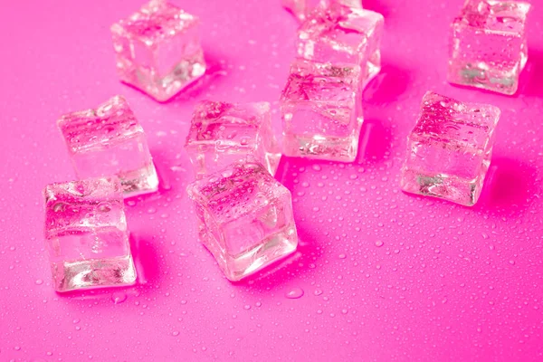 Cubos Gelo Com Gotas Água Espalhadas Fundo Rosa Vista Superior — Fotografia de Stock