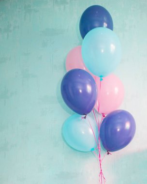 Renk arkaplanında hava balonları çok renkli