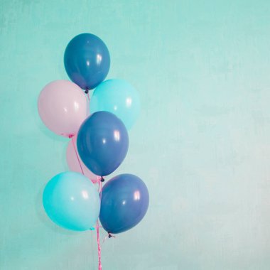 Renk arkaplanında hava balonları çok renkli