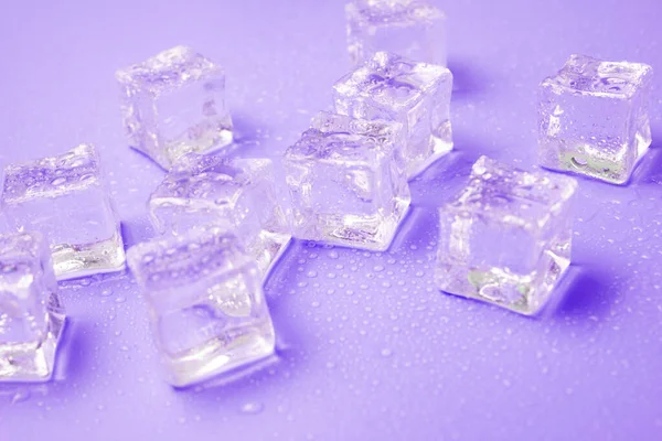 Кубики Льоду Краплями Води Розкидані Фіолетовому Фоні Вид Зверху — стокове фото