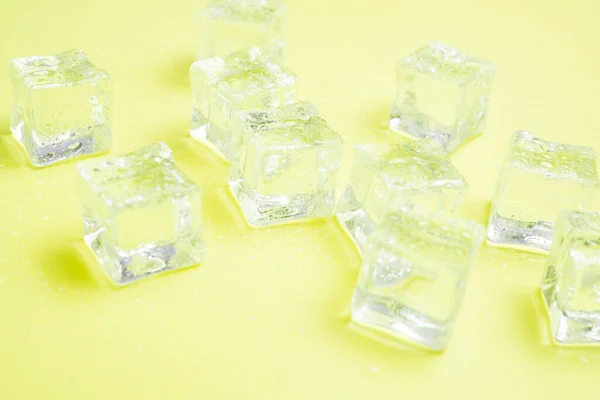 Ice Cubes Water Drops Scattered Background Top View — Stock Photo, Image
