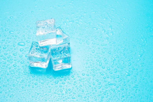 Кубики Льоду Краплями Води Розкиданими Синьому Фоні Вид Зверху — стокове фото